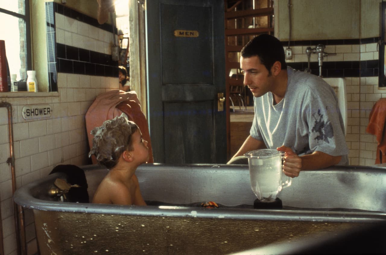 ‘
<b>Big Daddy</b>’ ('Un papá genial') cuenta la historia de Sonny Koufax (interpretado por Adam Sandler), un estudiante de Derecho que por pereza se niega a ejercer su profesión, hasta que el pequeño Julian le cambia la vida.