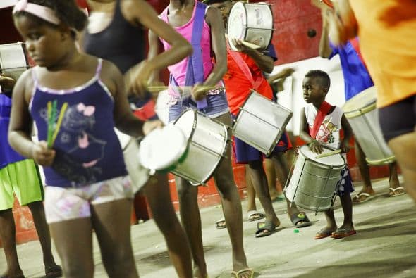 El colorido desfile hizo partícipes a chicos y grandes.