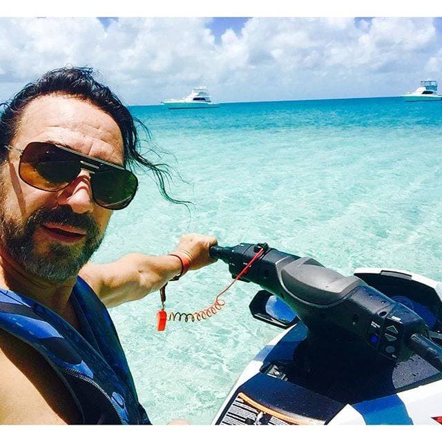 Además de la nieve, el mar es otra de las pasiones de 'El Buki', por lo que durante la temporada veraniega no duda en buscar un paradisíaco lugar para relajarse, divertirse y practicar deportes acuáticos.