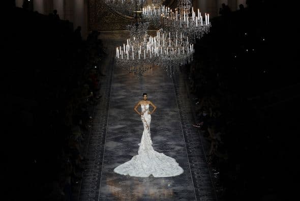 La modelo rusa, caminó por la pasarela con distintos diseños de la firma.