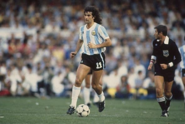 Mario Kempes, apodado "El Matador", fue el conductor de la selección Argentina que ganó la Copa de Mundo de 1978, siendo el máximo goleador del torneo. Es considerado como uno de los grandes jugadores argentinos de la historia y elegido por la Federación Internacional de Historia y Estadística de Fútbol el sexto mejor jugador argentino del siglo XX.