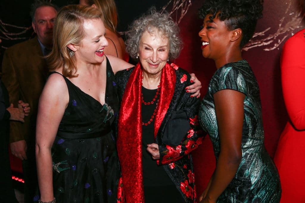 Las actrices Elizabeth Moss y Samira Willey, protagonistas de la serie, junto a la autora de la novela, Margaret Atwood.