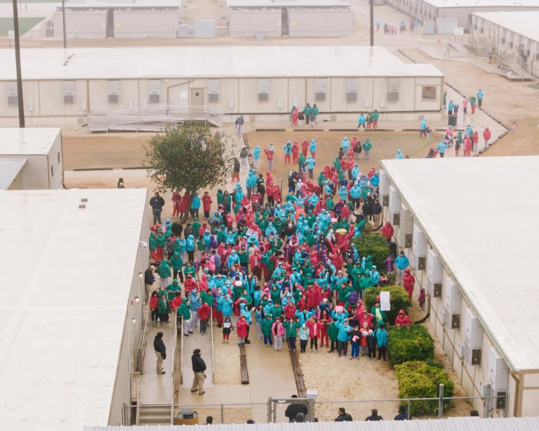 Salud de niño migrante, de 2 años, detenido por ICE empeora cada día; se rehúsa a comer en la prisión de Dilley