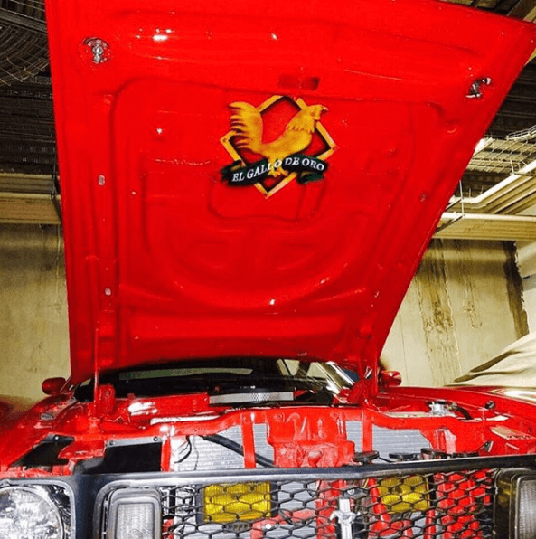 El auto fue más un homenaje a Valentín Elizalde y por ese motivo se le solicitó a Martín Vaca, dueño de Mexicánicos, que se le agregaran 
<b>detalles alusivos a ‘El Gallo de Oro’ </b>en el cofre.