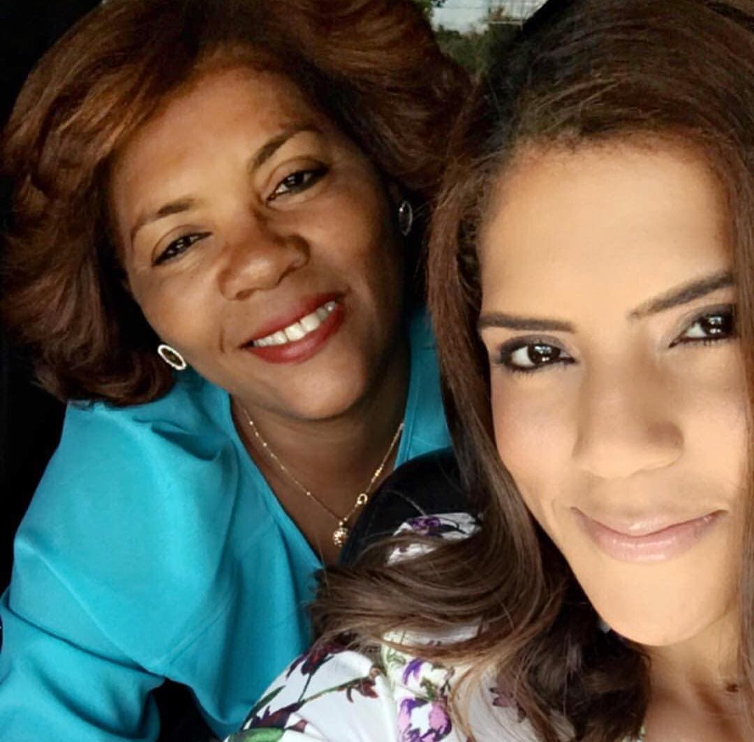 La conductora latina mantiene una estrecha relación con doña Divina, en repetidas ocasiones ha mencionado que es por sus enseñanzas y consejos que ha logrado cumplir muchos sueños.