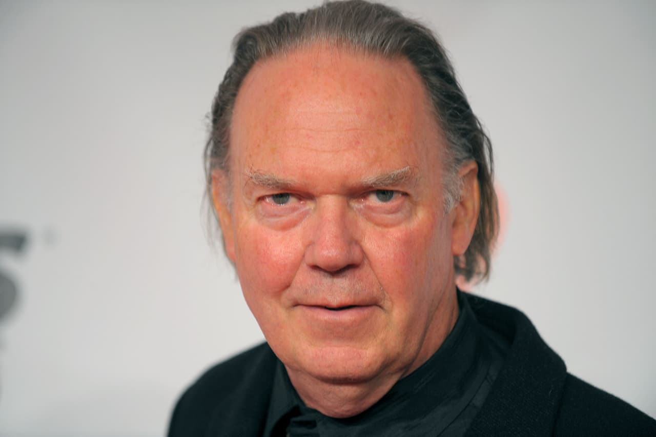 <b>Neil Young.</b> “Donald Trump no estaba autorizado a usar 'Rockin' in the Free World' (‘Rockeando en el mundo libre’, en español) en el evento donde anunció su participación en la carrera presidencial. Neil Young, un ciudadano canadiense, era partidario de Bernie Sanders”. Esta declaración de los representantes del artista la obtuvo
<a href="https://www.rollingstone.com/politics/politics-news/neil-young-donald-trump-spar-over-rockin-in-the-free-world-use-42869/"><u>la revista Rolling Stone</u></a> en 2015.