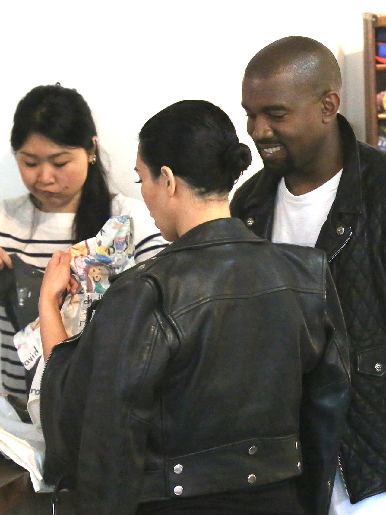 La pareja fue vista dentro de una tienda comprando ropita para bebé.