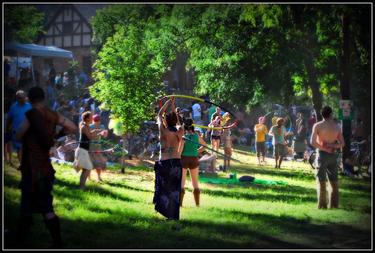 En la 
<a href="http://eeyores.org/" target="_blank">página oficial del evento</a> lo promocionan además como una plataforma para recolectar fondos para la ‘Friends of the Forest Foundation’, que a su vez beneficia a otras organizaciones sin fines de lucro en Texas.