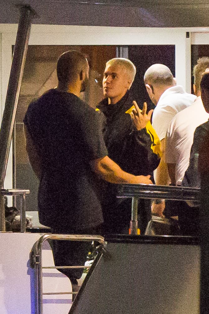 Justin Bieber fue visto de fiesta en un barco con alrededor de diez mujeres, bebiendo, charlando y bailando hasta bien entrada la noche, desembarcando alrededor de la 1:30 a. m. el 12 de marzo. Justin también pareció entrar en una discusión con uno de sus guardias de seguridad antes de darle un abrazo.