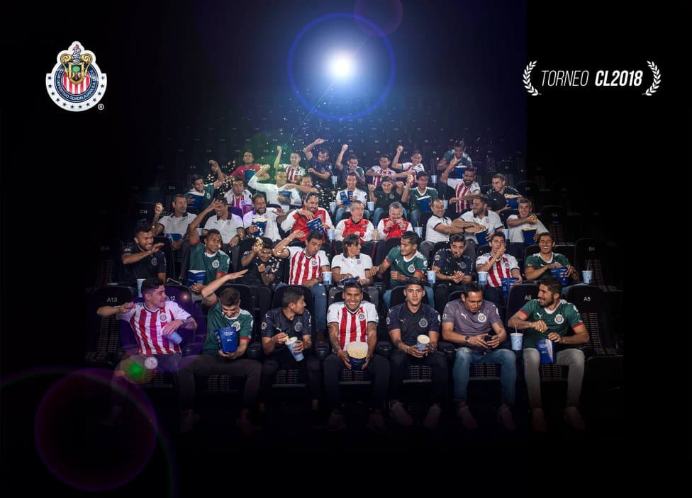Las Chivas presentaron su foto oficial para el Clausura 2018 posando dentro de una sala de cine. Esta se suma a la larga lista de creativas fotografías desde que Jorge Vergara tomó el equipo.