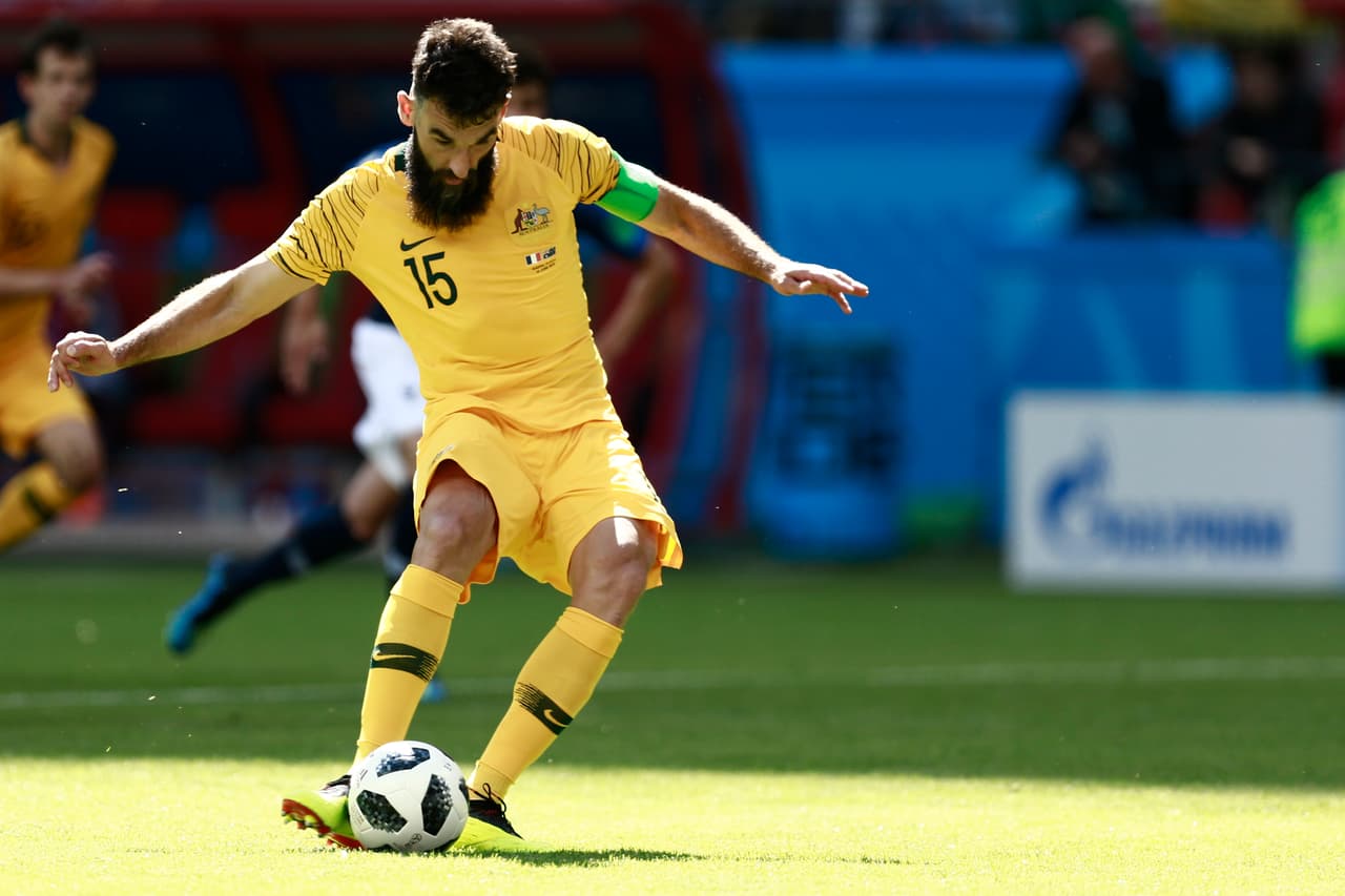 Mile Jedinak, el capitán australiano, fue el encargado de cobrar y poner el 1-1.