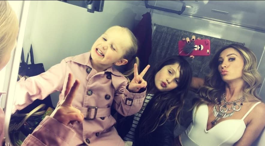 La actriz lleva a sus hijas a donde es posible, para pasar tiempo con ellas e involucrarlas en sus actividades. En esta ocasión, Elisa Marie y Alexa Miranda acompañaron a su mamá al foro de grabación de la telenovela en la que participa actualmente.