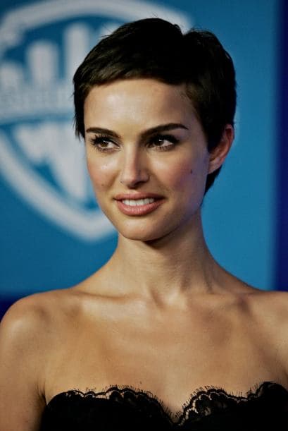 Poco a poco vimos como su cabello volvía a crecer y sin duda la actriz lucía muy bien con este estilo de cabello. Le dio a su imagen un toque de distinción.