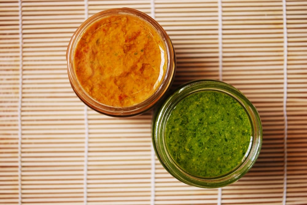 Este exquisito aderezo necesita que primero pongas la zanahoria y el jengibre en la licuadora hasta formar una pasta. Luego agrega el vinagre, cuando se haya mezclado bien incorpora el aceite. Para finalizar añade el ajonjolí y da un toque de sal y pimienta.