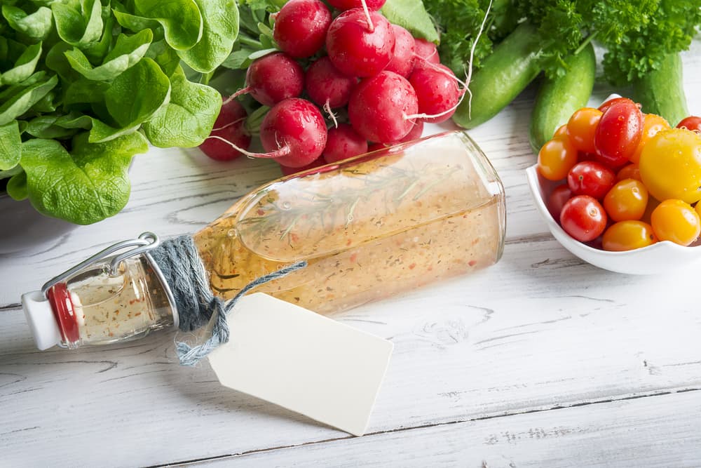 Es tiempo de que experimentes con otras recetas de aderezos, sabemos que conoces las básicas y las dominas perfecto, pero de vez en cuando es bueno incorporar nuevas a tu cocina para que todos tus seres queridos estén muy contentos probando nuevos sabores.