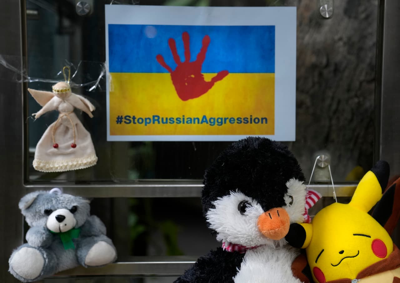 Varios muñecos de peluches alrededor del cartel
<b>en la puerta principal de la embajada ucraniana en memoria de los que han perdido la vida</b> durante la invasión rusa en una imagen captada en Nueva Delhi, India.