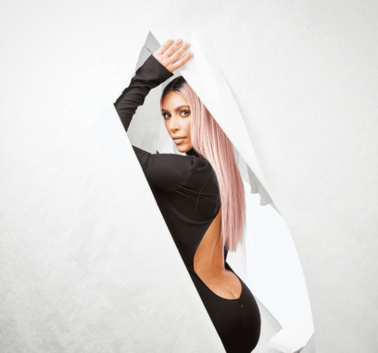 Kardashian optó por un ajustado vestido negro. Hasta el momento, no ha hechos comentarios sobre algún posible proyecto en conjunto con Madonna.