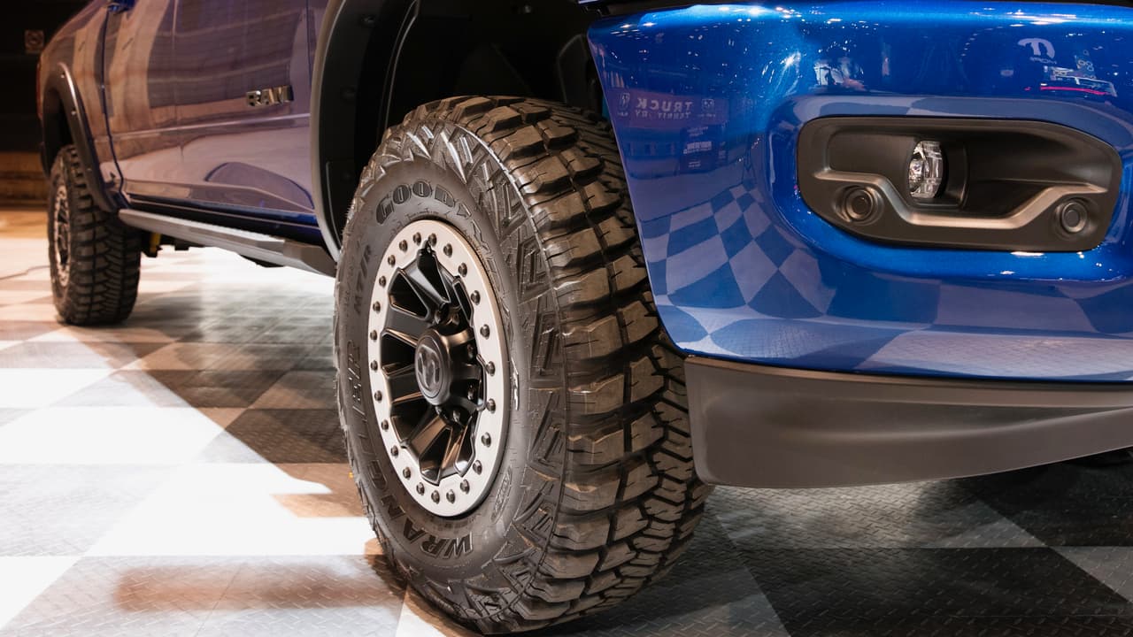 Muchos de los accesorios que vemos en esta Ram 2500 Heavy Duty 2019 se encuentran aún en fase conceptual, como estas ruedas de 17 pulgadas equipadas con bloquedadores de neumáticos o 
<i>beadlocks</i>, necesarios para asegurar que el neumático gire con en rin cuando cuenta con poca presión de aire, como en los casos en los que hay que concucir sobre arena muy suelta.