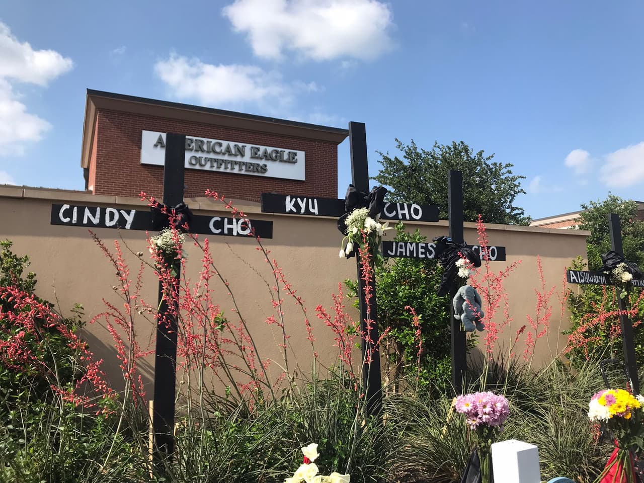 <b>Cindy Cho, Ky Cho y James Cho</b> eran tres de los cuatro integrantes de una familia de raíces coreana, pero residentes en Dallas, levantaron 
<b>cruces con sus nombres en memoria</b> de quienes murieron el 
<a href="https://www.univision.com/local/dallas-kuvn/cronologia-video-fotos-tiroteo-masacre-allen-premium-outlets-centro-comecial-texas" target="_blank">día de la masacre en el centro comercial</a>.