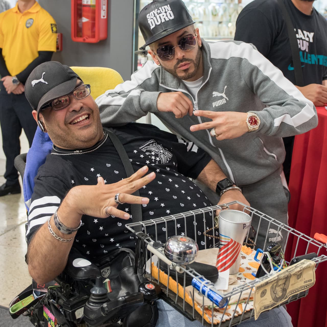 EN CONVIVIENCIA CON LOS FANS. El 6 de octubre Yandel estuvo en una tienda de ropa deportiva en Puerto Rico, en donde compartió un momento con todos sus seguidores. El ídolo no paró de posar y tomarse fotos.