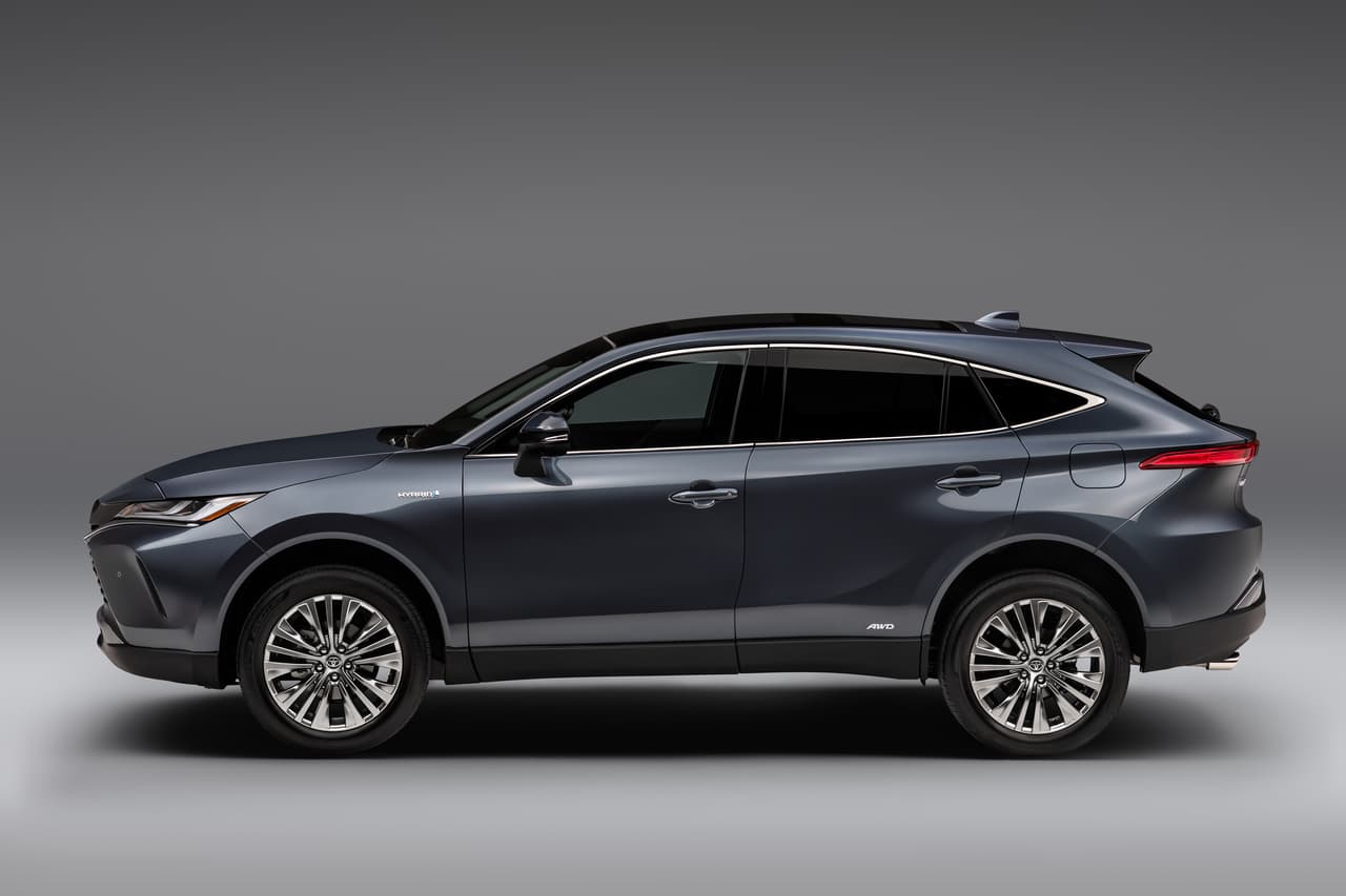 Se trata de la nueva generación del Toyota Hybrid System que combina un motor a gasolina de cuatro cilindros y 2.5 litros con tres motores eléctricos, estos alimentados por una batería de iones de litio, instalada debajo de los asientos traseros.
<br>