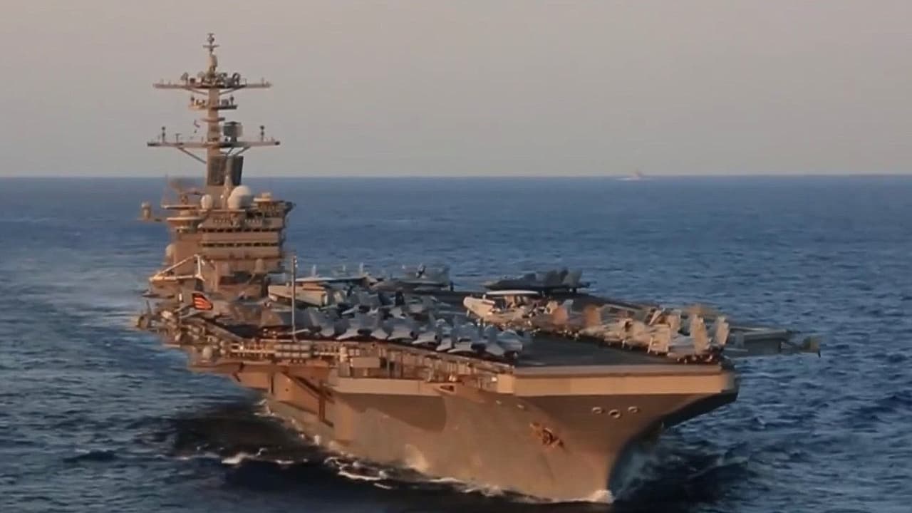 ¿Cómo son las condiciones en un portaaviones y cuál es el impacto de los marines en altamar?