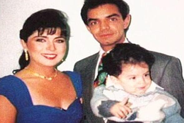 La pareja llegó al altar en 1992 y tuvieron un hijo al que nombraron
<b><a href="http://www.univision.com/temas/jose-eduardo-derbez">José Eduardo</a></b>. Años después se separaron y
<b><a href="http://www.univision.com/temas/victoria-ruffo">Victoria</a></b> confesó a los medios de comunicación que el enlace matrimonial había sido falso, desde ese momento comenzó una guerra de declaraciones entre los famosos.