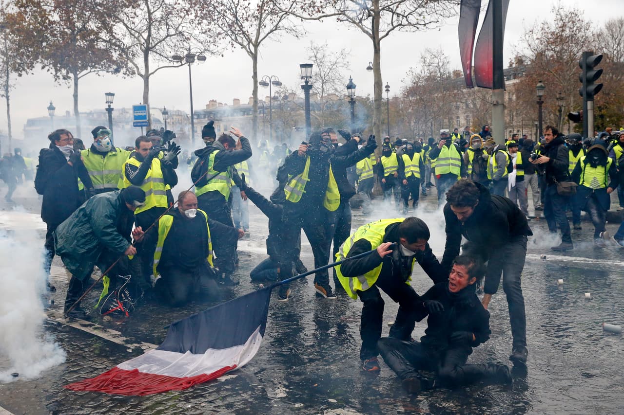 Los 'chalecos amarillos'
<a href="https://www.univision.com/noticias/manifestaciones/en-fotos-las-protestas-que-han-convertido-paris-en-un-campo-de-batalla-fotos"> comenzaron a protestar el 17 de noviembre en varias ciudades de Francia por el incremento del impuesto a combustibles que según el gobierno francés era parte de una estrategia contra el cambio climático. </a>Los manifestantes exigen al gobierno de Emmanuel Macron una disminución general de impuestos y el aumento del salario mínimo y las jubilaciones. En el nutrido y heterogéneo movimiento participan muchos inconformes que se manifiestan pacíficamente, pero también grupos extremistas de izquierda y derecha que retan a las autoridades incendiando autos y barricadas. 1 de diciembre de 2018.