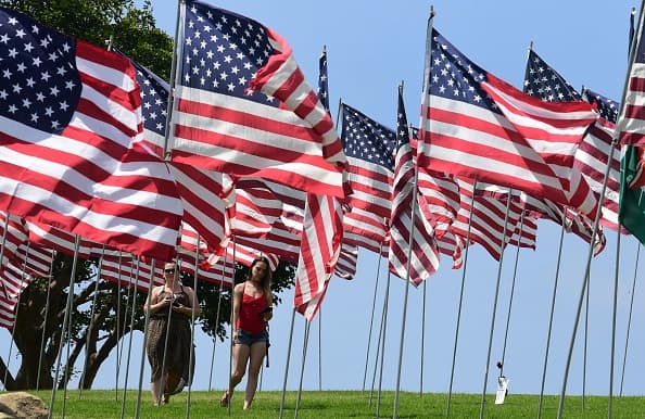 La Universidad de Pepperdine ubicada en Malibú conmemora el ataque terrorista del 
<a href="https://www.univision.com/noticias/11-de-septiembre-nombres-de-las-victimas-del-9-11-en-el-pentagono-en-washington">11 de septiembre</a> desplegando 2,977 banderas estadounidenses en un área de su campus.
