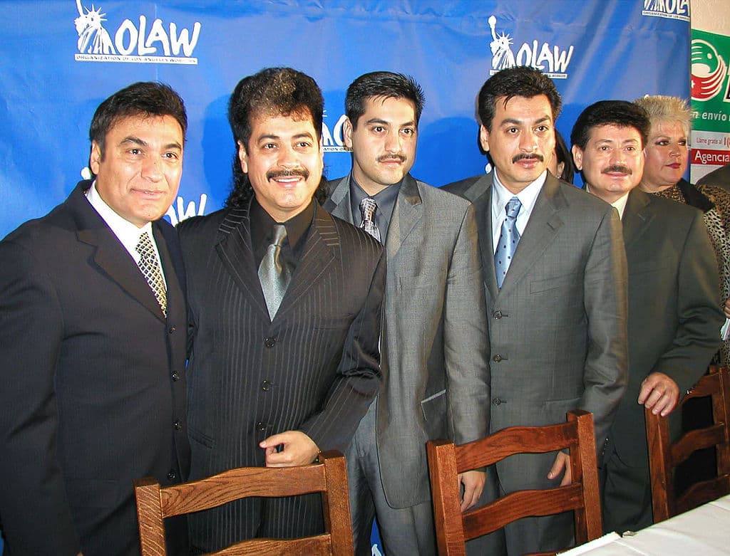 5. 
<b>"La Tumba del Mojado" (1984)</b> 
<ul>
 <li><b>Por qué es emblemática</b>: Cuenta la historia triste de alguien que muere tratando de cruzar la frontera. Muestra lo peligroso que es el viaje y cómo muchas familias pierden a sus seres queridos en el intento.</li>
</ul> 
<ul>
 <li><b>Impacto</b>: Ayudó a que mucha gente entendiera los peligros que enfrentan los migrantes y mostró que Los Tigres del Norte se preocupan por contar estas historias importantes.</li>
</ul>