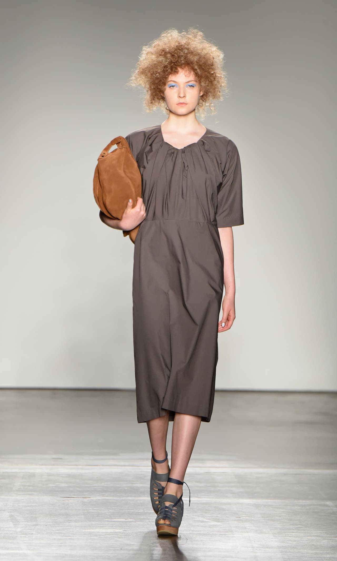 Las mangas anchas con cuellos redondos fueron la apuesta de la firma.