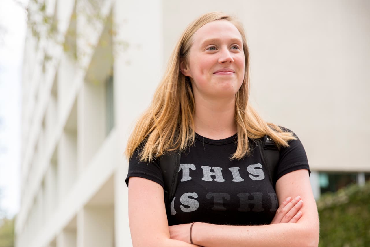 Stefanie Getz. 18 años. Estadounidense. “Votaré por Bernie. Me gustan los demócratas por sus posiciones en asuntos sociales, pero no le creo a Hillary. No me gustan los republicanos por lo que piensan del aborto y el matrimonio gay, además de otros asuntos”.