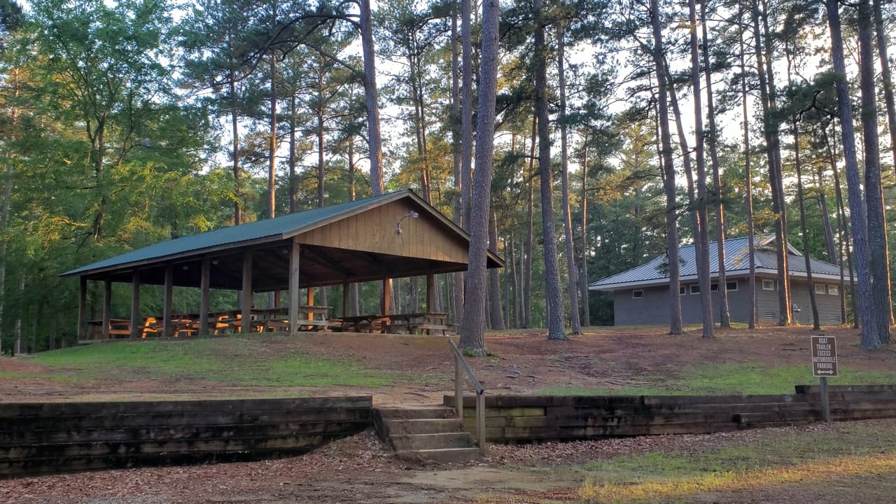 También encontrarás albergues grupales y baños públicos con duchas y hasta lavanderías en varios puntos.