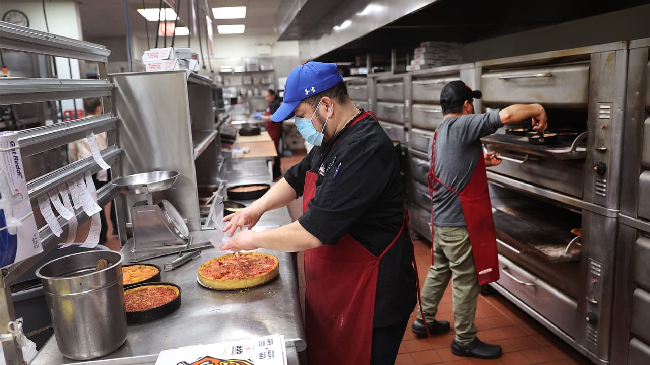 ¿Buscas trabajo? Esta organización busca conectar trabajadores con empleadores en Chicago y el Condado Cook