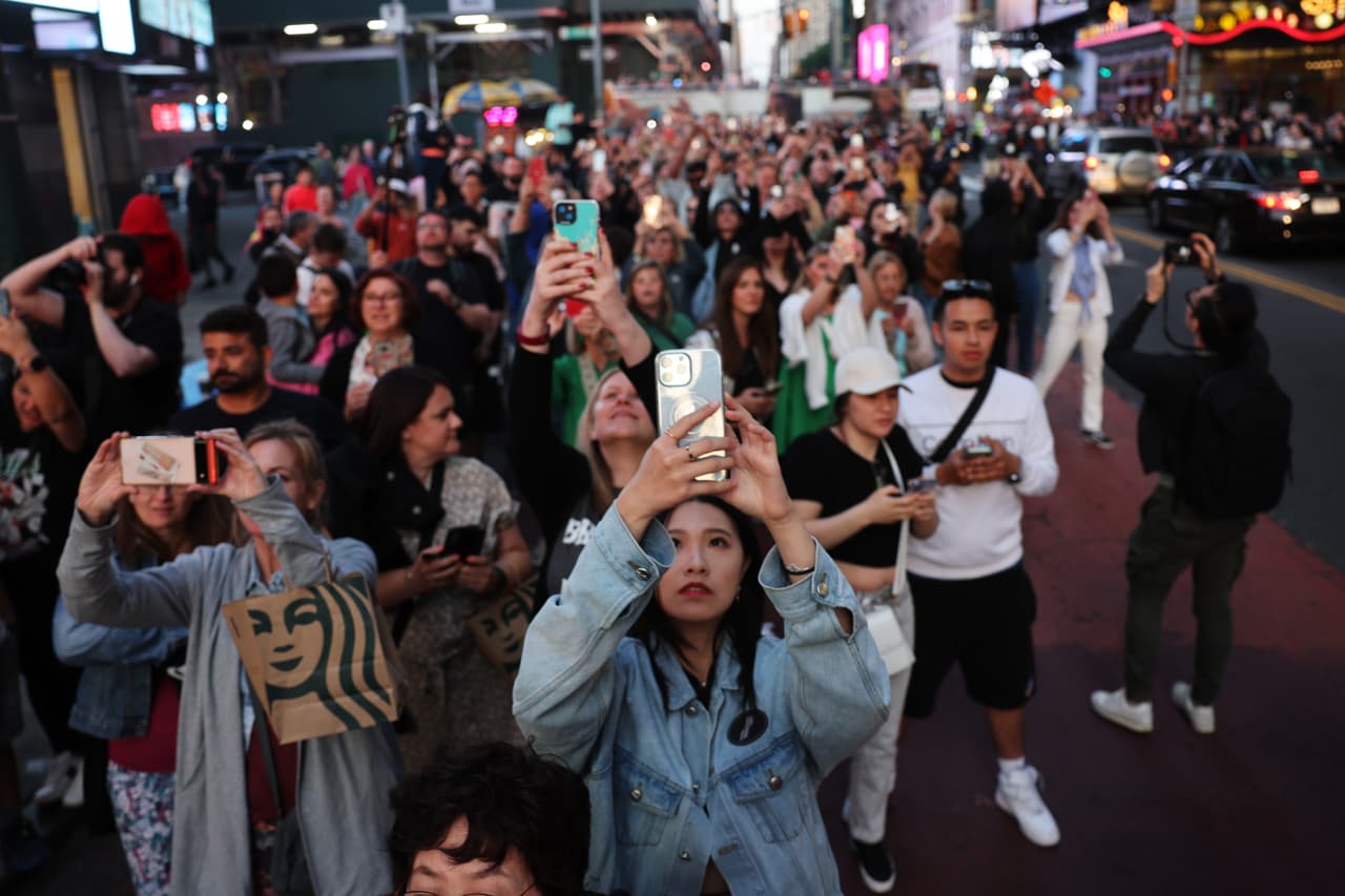 Algunas personas prefieren ver con sus propios ojos el Manhattanhenge y no tomarle fotos con sus teléfonos celulares.