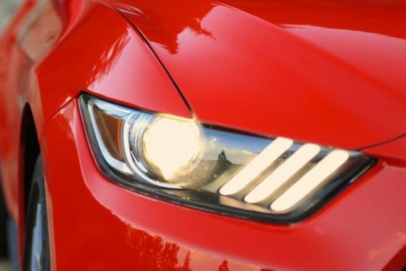 Los faros delanteros le dan una apariencia siniestra que combina tecnología de LEDs y proyección.