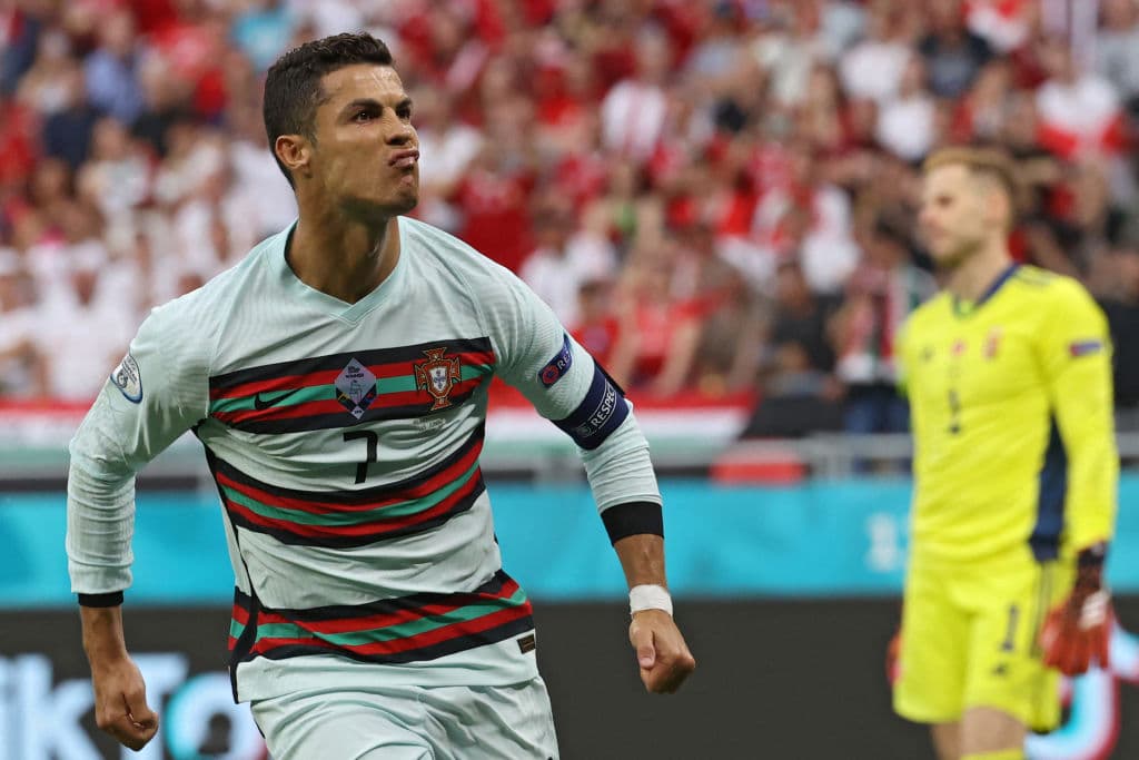 Portugal salva el resultado y derrota a Hungría 3-0 durante el partido del Grupo F en la Euro 2020. La primera parte del partido empataban a cero, pero Raphael Guerreiro ponía el primer tanto al minuto 84 y Cristiano Ronaldo se encargó de cerrar el partido con doblete, sumando los primeros tres puntos para los lusos.