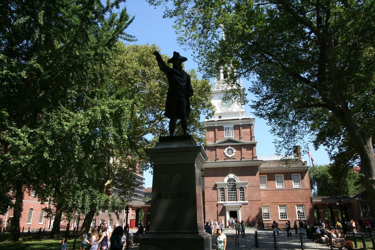 <b><a href="https://www.nps.gov/inde/planyourvisit/independencehall.htm">Independence Hall</a></b>. Tanto la Declaración de Independencia como la Constitución de los Estados Unidos se firmaron en este edificio histórico.