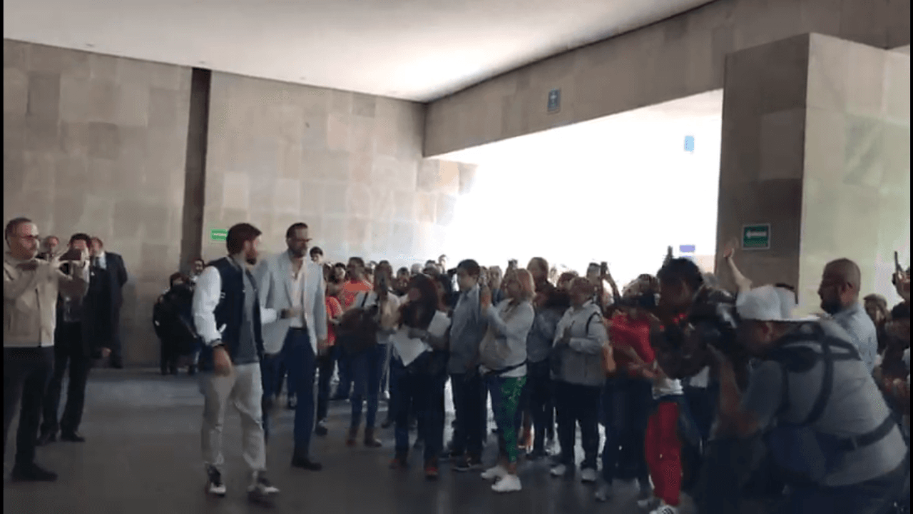 Julián en todo momento las atendió, se tomó fotografías y, atento, escuchaba sus palabras de aliento y los consejos que le daban.