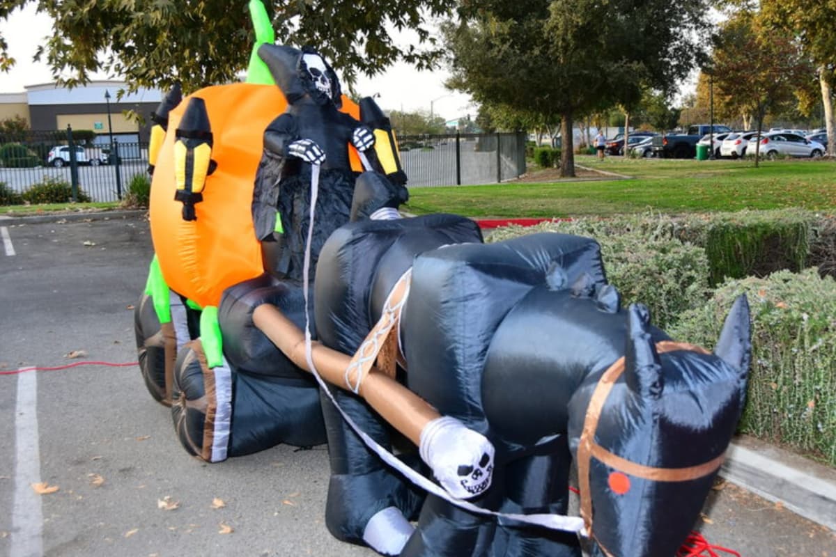 El Bakersfield Monster Mash Dash comienza a las 9:00 de la mañana del domingo 29 de octubre. Habrá una caminata o carrera de 5 km, también una carrera para niños y una carrera virtual. Deben saber que la fecha límite de inscripción es el día del evento. Ven a pasar un gran Halloween en esta espeluznante carrera.