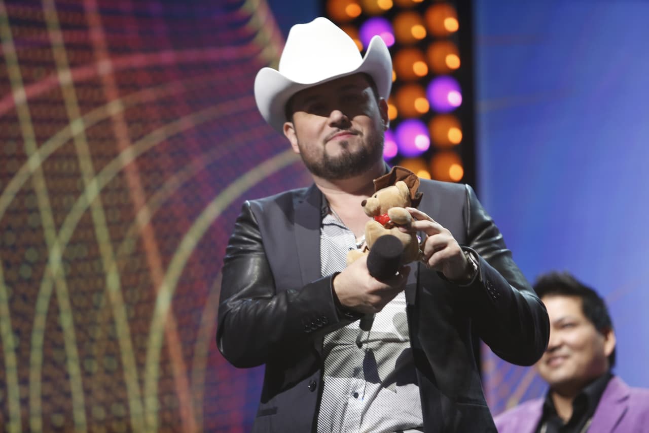 Roberto Tapia en el escenario del Teletón USA 2015.