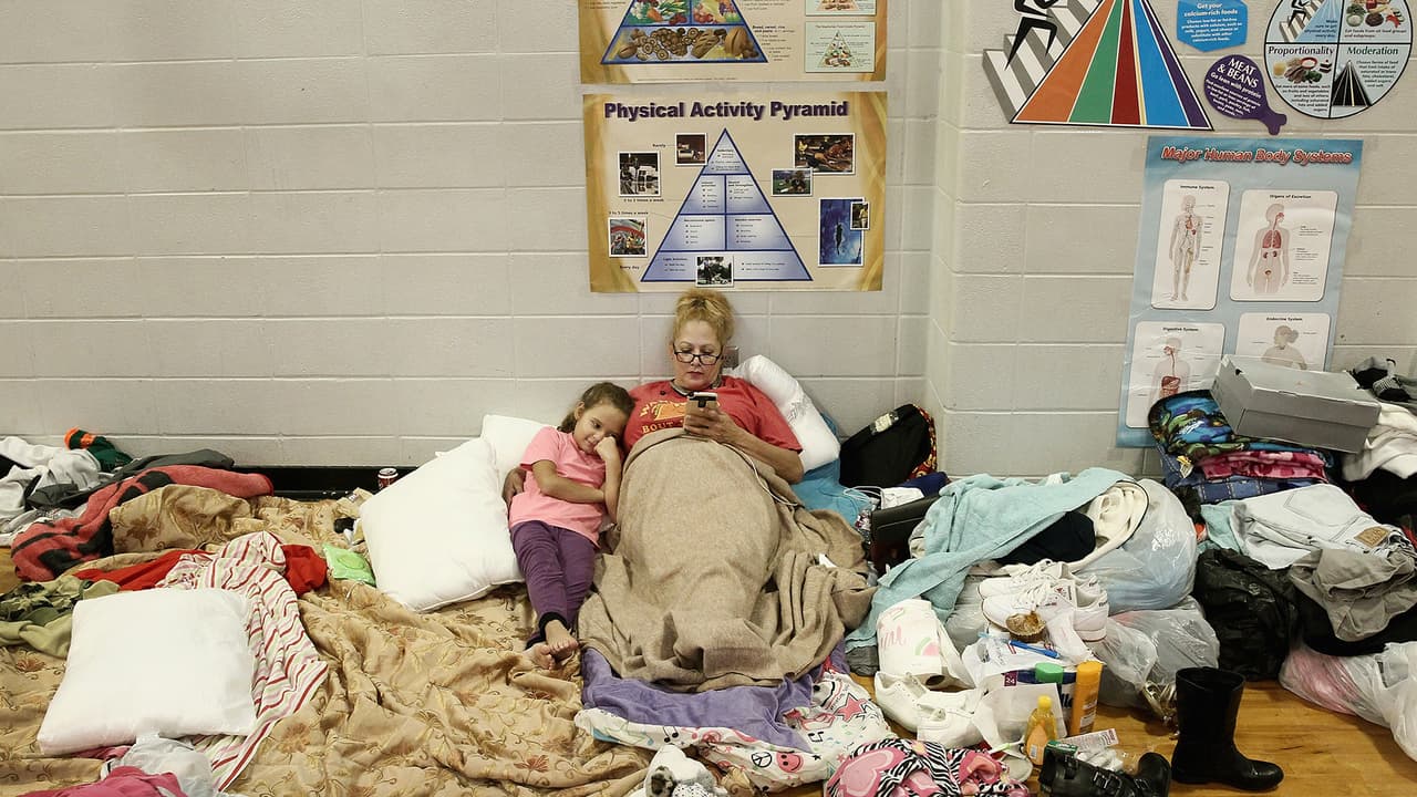 Los servicios para 
<b><a href="https://www.facebook.com/NACChelp/photos/a.279790362181834/2134294610064724/" target="_blank">situaciones de desastre</a></b> de la ciudad de Houston han abierto un albergue para familias que lo necesitan. El centro está ubicado en 16605 Air Center Blvd., Houston, las puertas se abrieron a las 7:00 pm. Para más información llame al 832-626-7111.