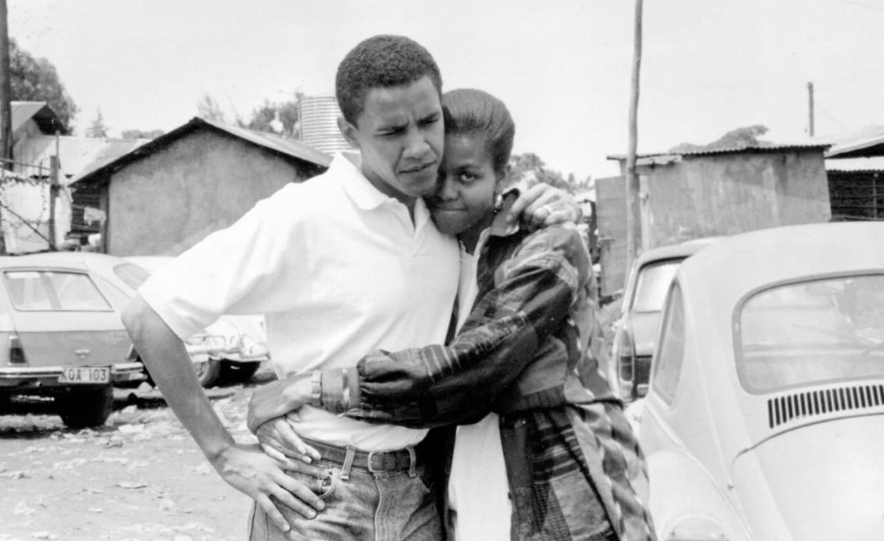 Después de Princeton, Michelle fue a estudiar leyes en Harvard y tras graduarse en 1988 recibió una oferta de trabajo de la firma de abogados Sidley & Austin en la que se especializó en derechos de autor y mercadeo. Ahí conocería a su esposo Barack Obama, un año después, cuando él asistiera como pasante de verano a la misma compañía. 
<br>
<i>@michelleobama/Facebook</i>