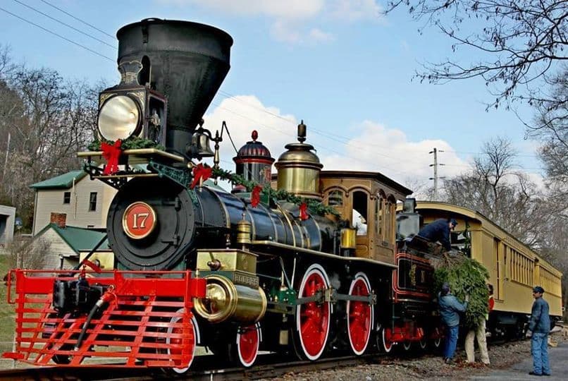 Encuentra tu árbol único antes de disfrutar de bebidas de temporada y otras delicias en la granja. Luego, súbete al tren y viaja de regreso a la estación, donde tu árbol estará listo y esperándote.