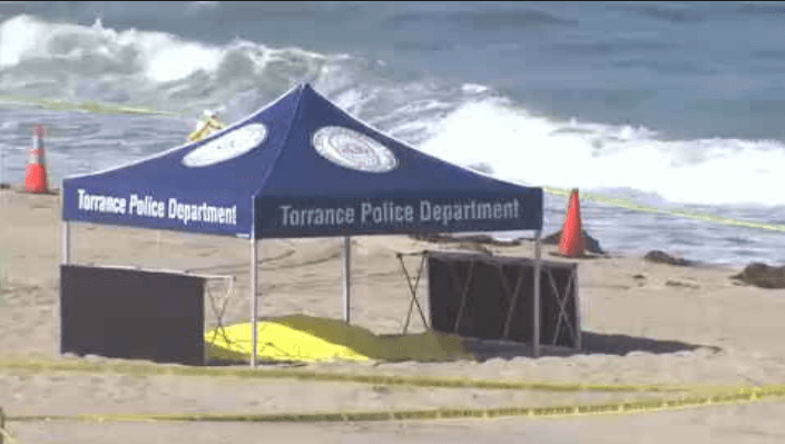 Un tramo de la 
<a href="https://www.univision.com/local/los-angeles-kmex/estas-son-algunas-de-las-playas-mas-limpias-y-mas-contaminadas-de-california-fotos">playa</a> de Torrance permanece cerrada por investigaciones tras la misteriosa aparición de dos cuerpos en la arena.