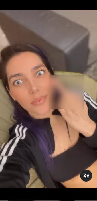 Junto con el mensaje, Frida Sofía aparece en un video en el que hace una seña obscena con el dedo medio.
<br>