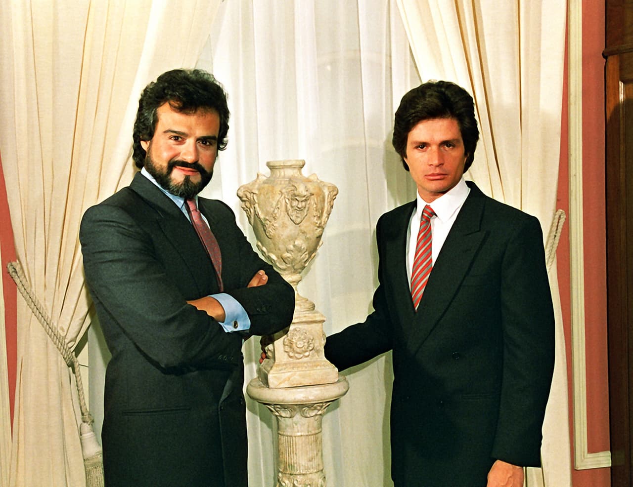 En 'Cuna de lobos' también compartió créditos con
<b>Gonzalo Vega</b> y
<b>María Rubio</b>, siendo la telenovela más vista de los años 1986 y 1987.