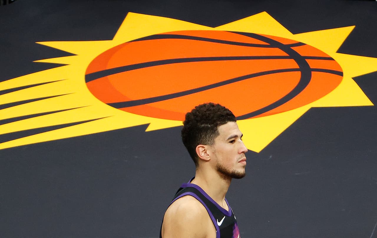Devin Booker,
<a href="https://www.univision.com/local/arizona-ktvw/los-origenes-latinos-del-jugador-de-los-phoenix-suns-devin-booker-video">en una conferencia de prensa</a>, dice que no fue hasta que llego al Valle que se dio cuenta a fondo de su ascendencia y la cultura latinoamericana.
<br>