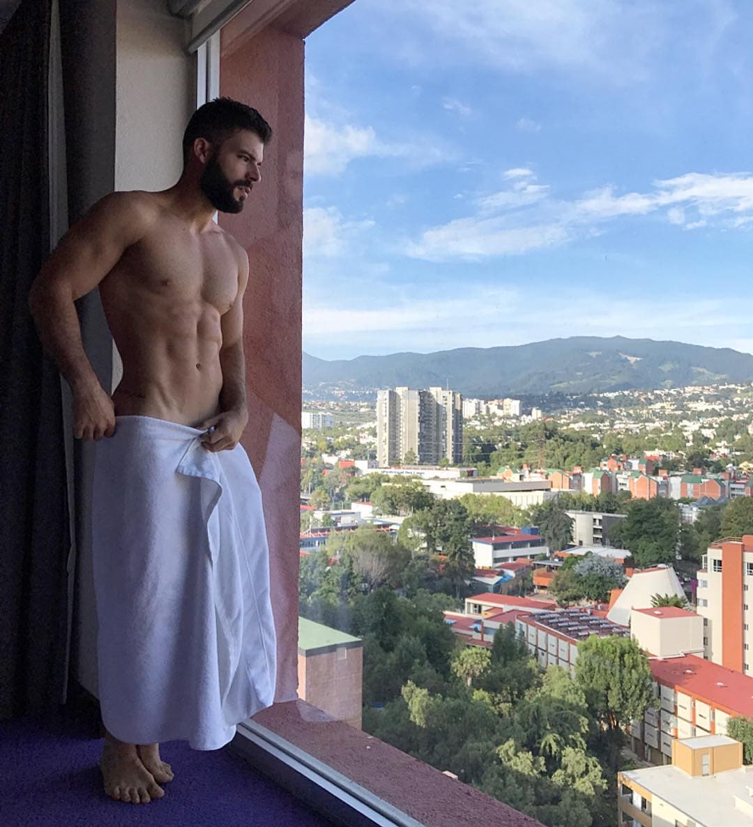 El cubano nos ha sorprendido al dejar ver abdomen totalmente marcado, esto por las actividades físicas que realiza, pues le encanta acudir al gimnasio para mantener unos músculos fuertes y tonificados.