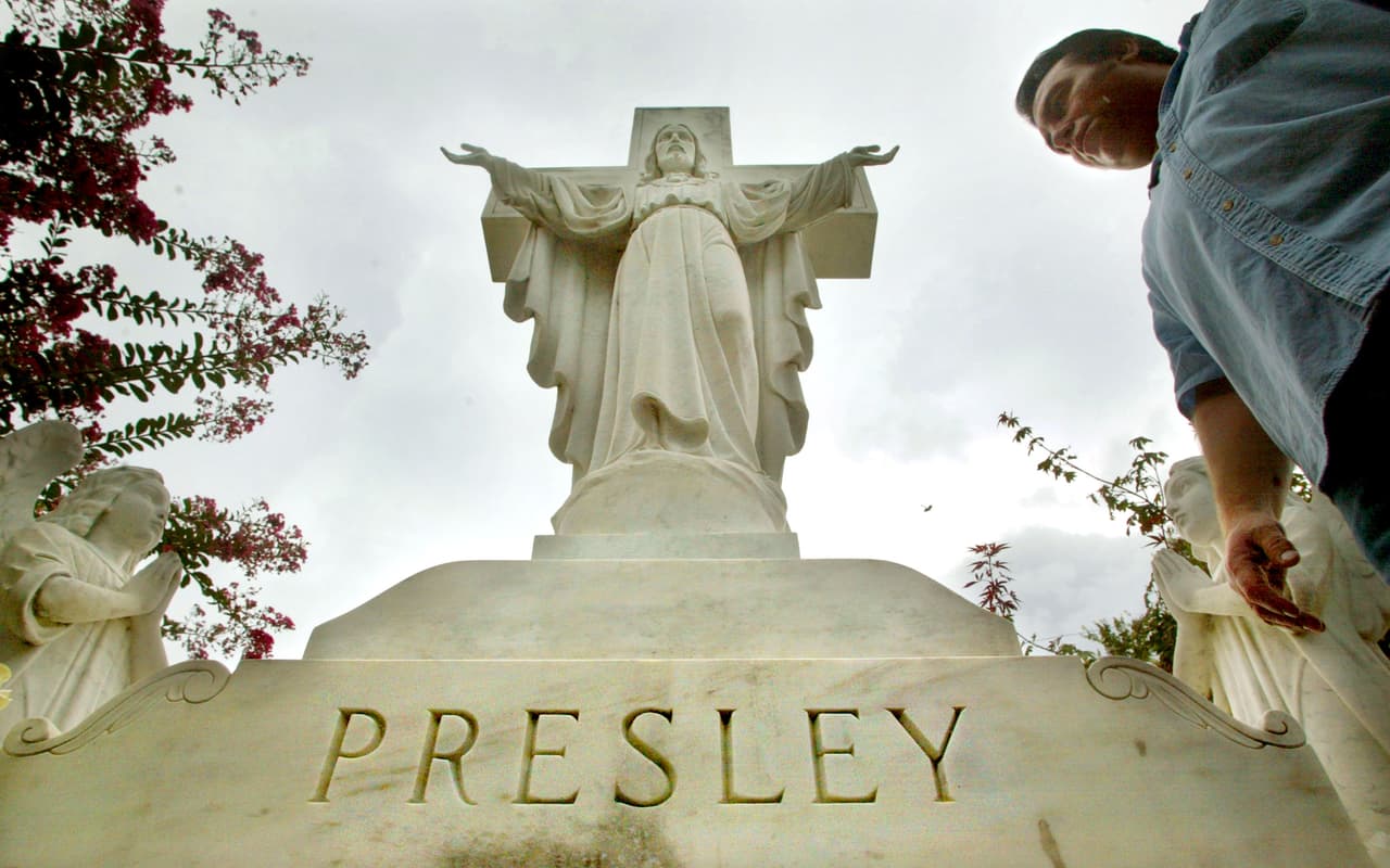 Un hombre pasa por el mausoleo de la familia Presley. En Graceland reposan los restos de Elvis, de sus padres, Gladys y Vernon, del hijo de Lisa Marie, Benjamin Keough y ahora también estará allí la única hija del cantante.